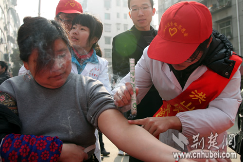 志愿者攜艾灸進(jìn)社區服務(wù)(圖)